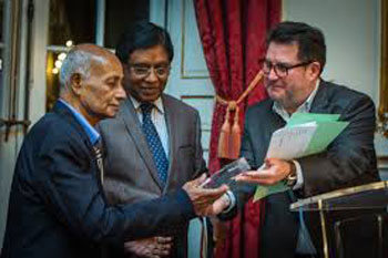 Le journaliste Ouzbek Muhammad Bekjanov et le Quotidien Sri-lankais Uthayan, remportent le prix 2013 de la liberté de la presse de Reporters sans frontières.