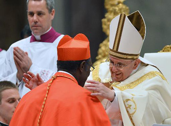 Vatican: le pape crée ses 19 premiers cardinaux en présence de Benoît XVI
