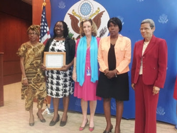 Les Etats-Unis décernent le prix «Femme de Courage Haïti 2014» à Madame Colette Lespinasse