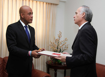Haïti/Diplomatie : Le Président Martelly reçoit les lettres de créance du nouvel Ambassadeur de la Turquie 