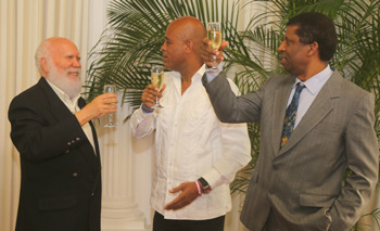 Le Président Martelly offre un cocktail en l’honneur de l’écrivain haitiano-canadien  Dany Laferrière 