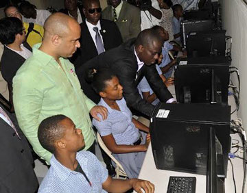 Haïti/Education : Le Premier ministre Lamothe inaugure un laboratoire informatique au Lycée national de Pétion-Ville