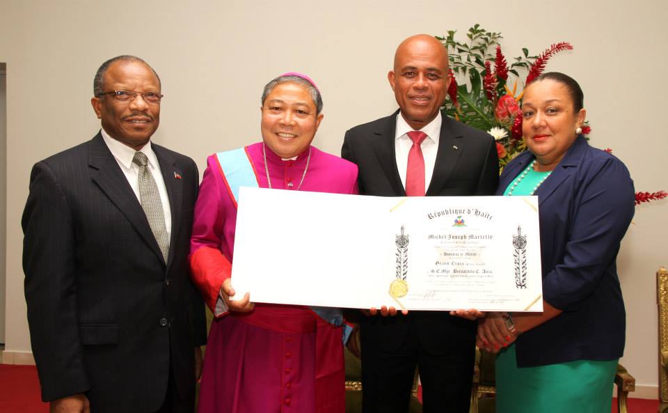 Le Président Martelly salue le départ du Nonce Apostolique, Monseigneur Bernadito Cleopas Auza, décoré de l’Ordre National « Honneur et Mérite »