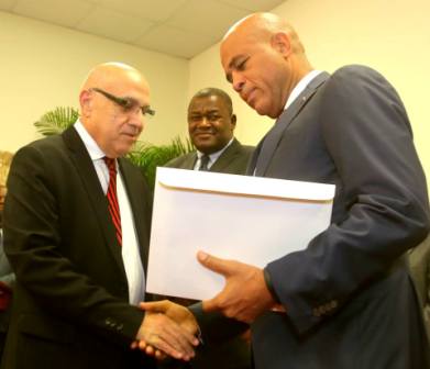 Haïti/Politique: Le Président Martelly reçoit le rapport de la Commission Consultative