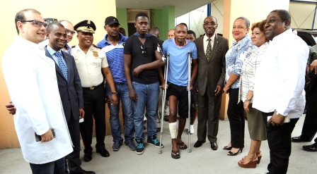 Visite du Premier Ministre Paul aux policiers en soins d'urgence à l'hôpital Bernard Mevs
