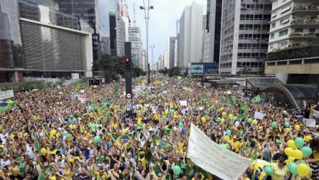 Le Brésil entre le scandale de corruption et la chute de la popularité de Dilma Rousseff