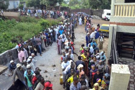 Election: Les Guinéens votent en masse pour une présidentielle disputée