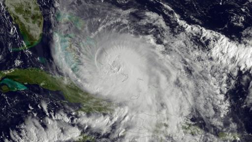 L'ouragan Joaquin s'éloigne des côtes américaines, menacées par des inondations