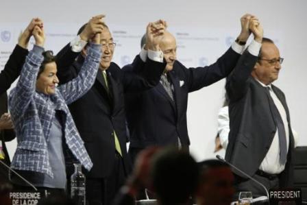 Paris: Accord historique pour sauver la planète du désordre climatique