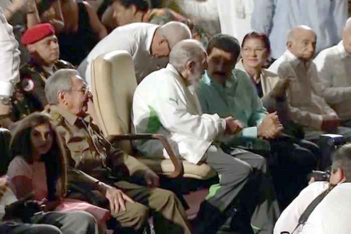 Fidel Castro apparaît en public pour ses 90 ans et critique Obama