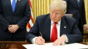 Donald Trump signe un premier décret présidentiel sur l’Obamacare