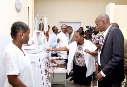 Le président Moïse visite l’Unité de Dialyse de l’HUEH et contribue à la reprise de ses activités