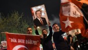 Turquie: les partisans d’Erdogan à la fête, malgré un résultat étriqué