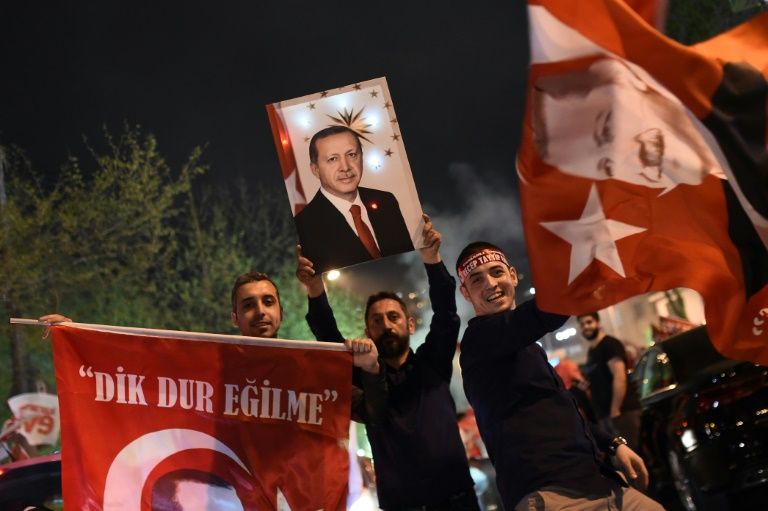 Turquie: les partisans d'Erdogan à la fête, malgré un résultat étriqué