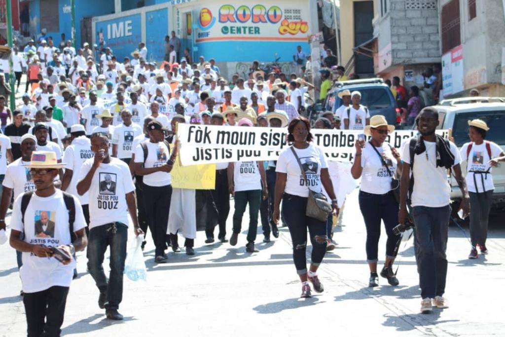 Des journalistes marchent pour réclamer justice pour Rospide Pétion