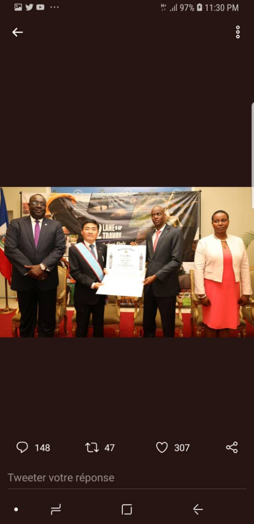 L’ambassadeur de Taiwan en Haiti Hu Cheng Hao décoré par le Président Jovenel Moise
