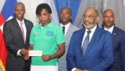 Des chèques remis par le chef de l’Etat Jovenel Moise à 50 jeunes entrepreneurs dans le cadre du PAPEJ